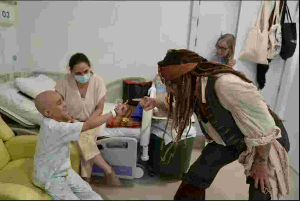 johnny depp,johnny depp visits children's hospital dressed as jack sparrow,jack sparrow,captain jack sparrow,johnny depp dressed as jack sparrow,jack sparrow (film character),johnny depp surprise visit,johnny depp (celebrity),johnny depp visits sick kids in hospital dressed as jack sparrow live,adorable! johnny dresses up as jack sparrow again in new video!,johnny,sparrow,johnny depp dresses up as jack sparrow to surprise sick children at hospital in spain: photos